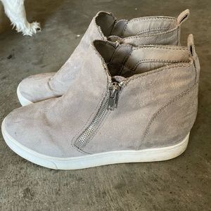 Womens aoze 8.5, zip on sides